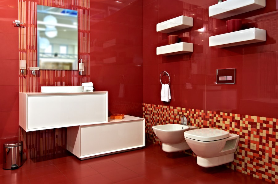 Carrelage rouge dans une salle de bain
