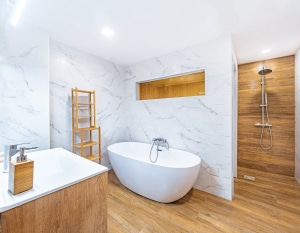 Comment mettre du marbre blanc et gris dans une salle de bains ?