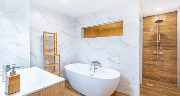 Comment mettre du marbre blanc et gris dans une salle de bains ?